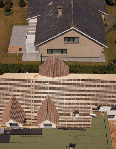 Dakwerken Luchtfoto dakwerken complete dak renovatie wooncomplex