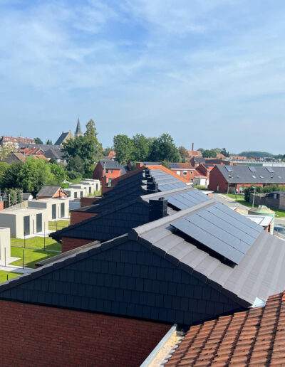 Dakwerken Moderne dakbedekking met zonnepanelen installatie door dakwerker