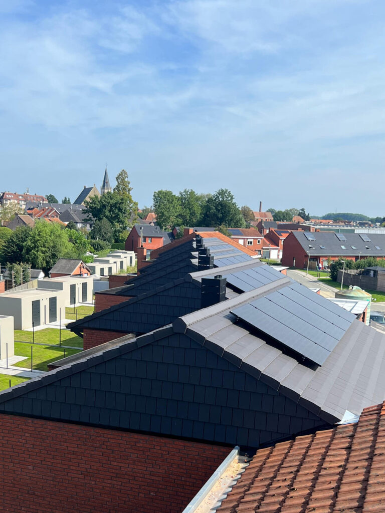 Toiture moderne avec panneaux solaires, installation par un couvreur