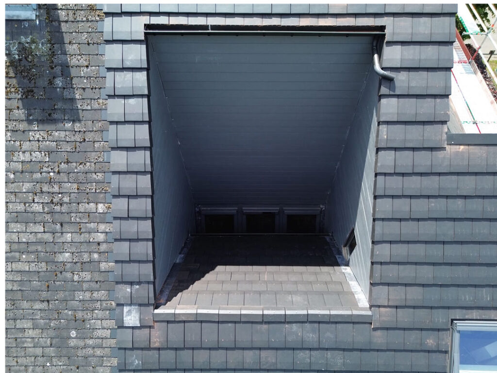 Professionele-dakwerken-op-appartementsgebouw-met-moderne-dakbedekking