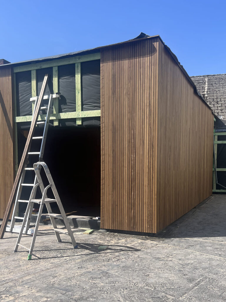 Professionele-houten-composiet-gevelbekleding-montage-aanbouw
