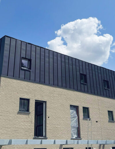 Zink en koperwerken Zink gevelbekleding op moderne woning