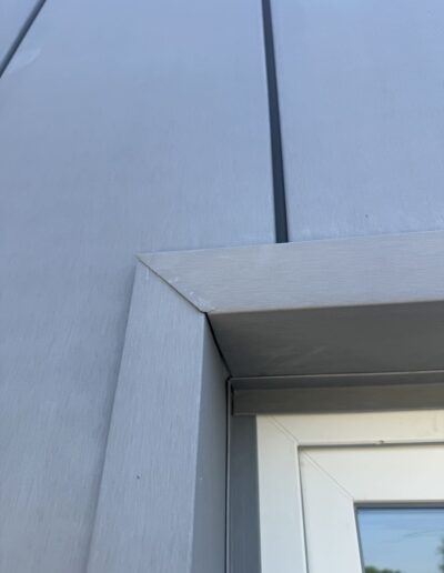 Zink en koperwerken Zinken raamomlijsting en geveldetail afwerking
